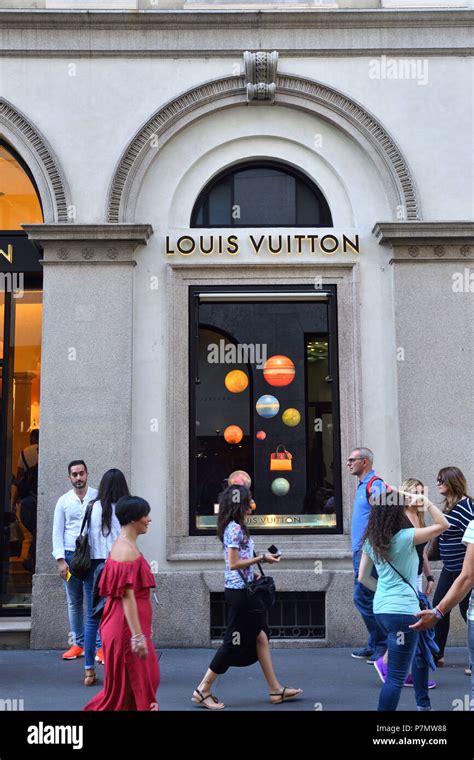 louis vuitton store in via monte napoleone a milano|louis vuitton milano store.